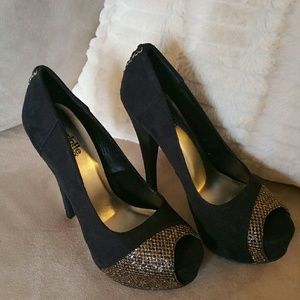 🎉 Price Drop 🎉 Black With Gold Accent High heels